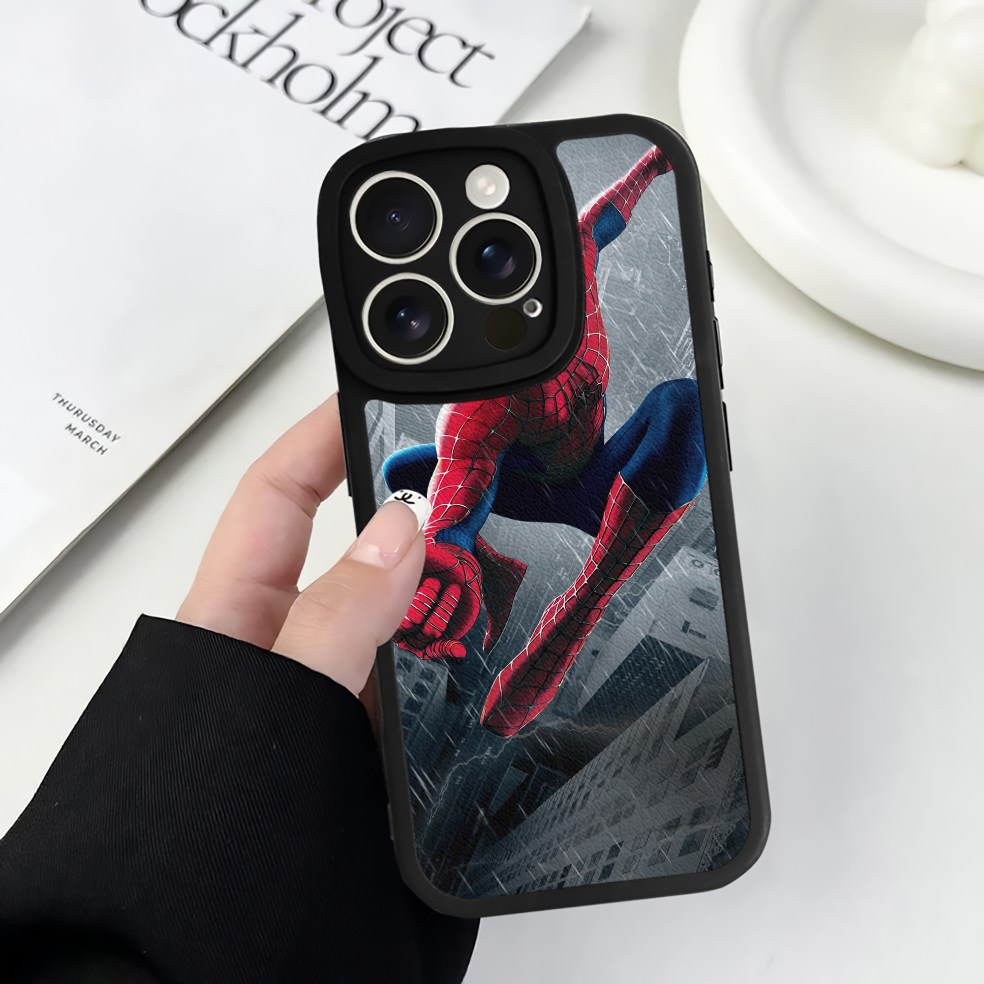 （画像用） Spider Man スパイダーマン 【iPhone 16シリーズ対応】シリコンスマホケース（レザー調） 材質：シリコン